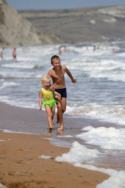 Enfants courant sur la plage — Photo