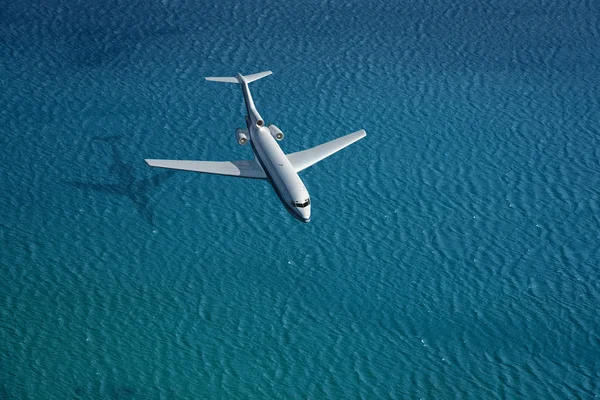 Airplane flies over a sea — Stock Photo, Image