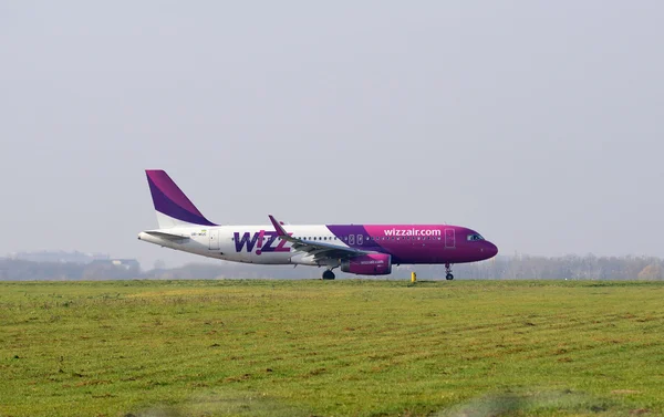 Atterrissage de l'avion à l'aéroport — Photo