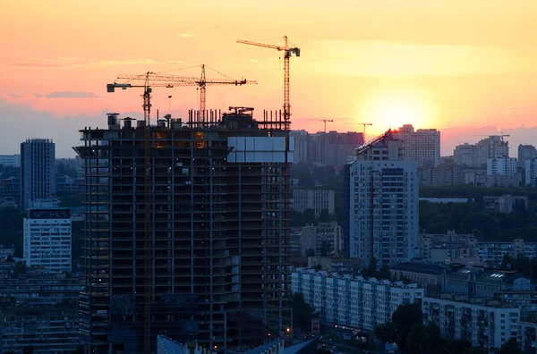 起重机在建造摩天大楼 — 图库照片