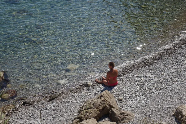 Mujer Joven Tomar Sol Una Playa Mar —  Fotos de Stock