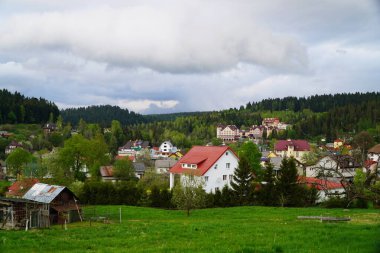 Karpat dağlarındaki bir köyün manzarası
