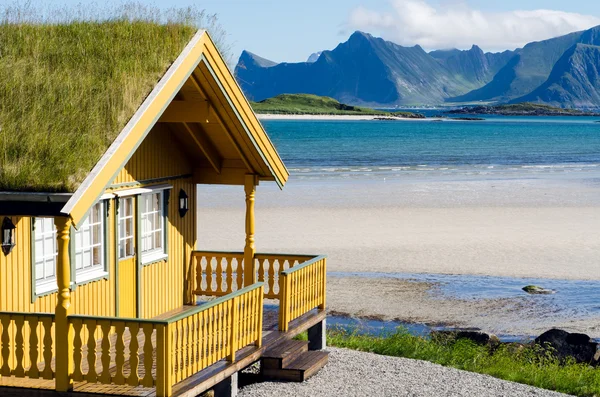 Casa de campo de verão no Lofoten — Fotografia de Stock