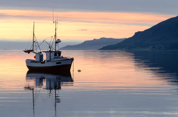 Barco de pesca ao pôr-do-sol no fiorde — Fotografia de Stock