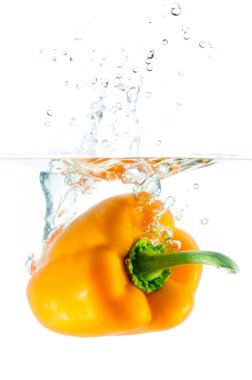 Turuncu biber suya düşer.