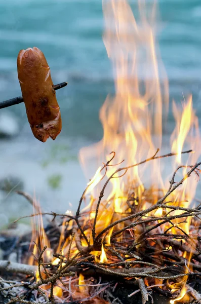 Grillworst bij het kampvuur — Stockfoto