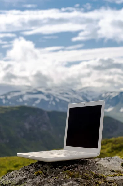 Laptop antes da paisagem da montanha — Fotografia de Stock