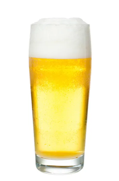 Bierglas gevuld voordat de witte achtergrond — Stockfoto