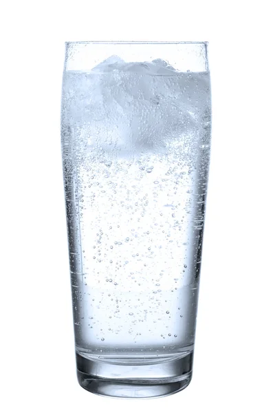 Vaso con agua mineral antes de blanco — Foto de Stock