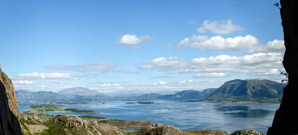 Fjordlandschaftspanorama lizenzfreie Stockbilder