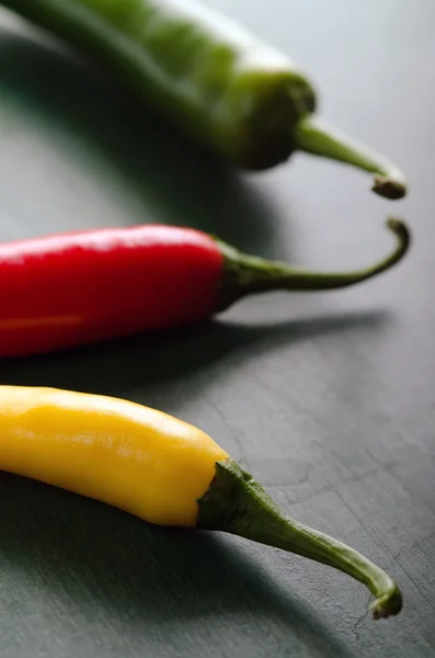 Tři barevné chilli — Stock fotografie