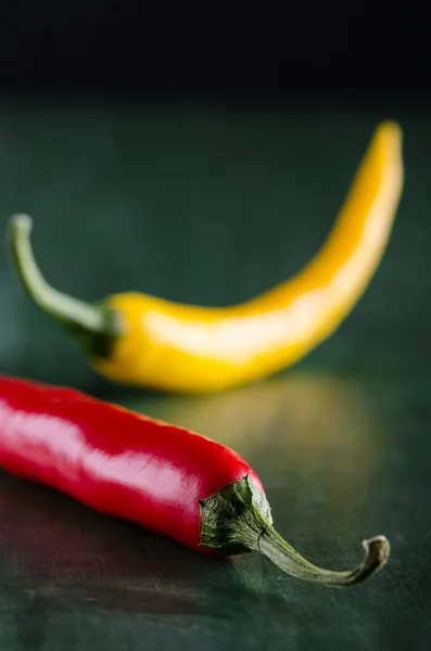 Zwei Chilischoten — Stockfoto