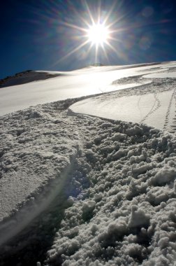sneeuw weg gaat bergafwaarts