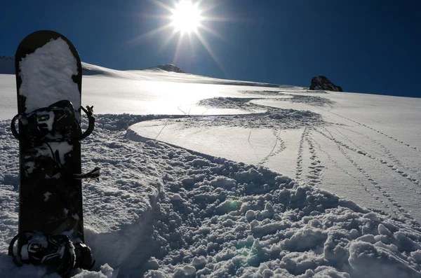 Snow track jde z kopce — Stock fotografie
