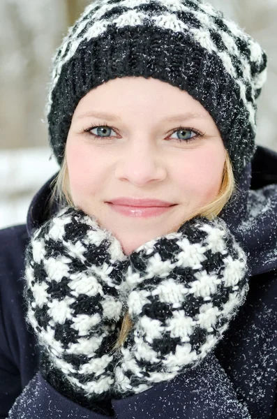 Jeune femme blonde avec bonnet et écharpe hiver portrait en bois — Photo