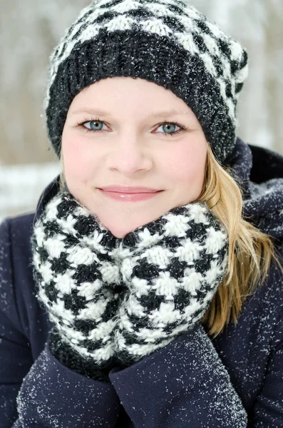 Jovem mulher loira com gorro e lenço retrato de madeira de inverno — Fotografia de Stock