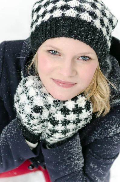 Jeune femme blonde avec bonnet et écharpe hiver portrait en bois — Photo