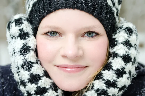 Jovem mulher loira com gorro e lenço retrato de madeira de inverno — Fotografia de Stock