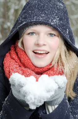 Genç sarışın bir kadın kar bir avuç darbeler