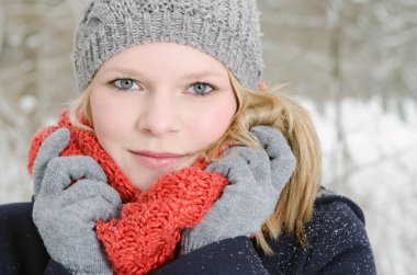 bere ve atkı kış ahşap portre sarışın Bayan