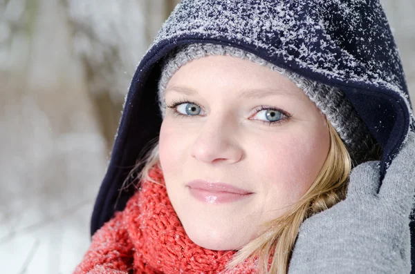 Jovem mulher loira com gorro e lenço retrato de madeira de inverno — Fotografia de Stock