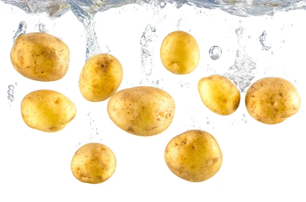 Muchas patatas caen en el agua — Foto de Stock