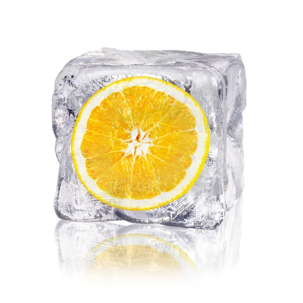 Naranja en un cubo de hielo — Foto de Stock