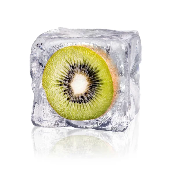 Kiwi im Eiswürfel — Stockfoto