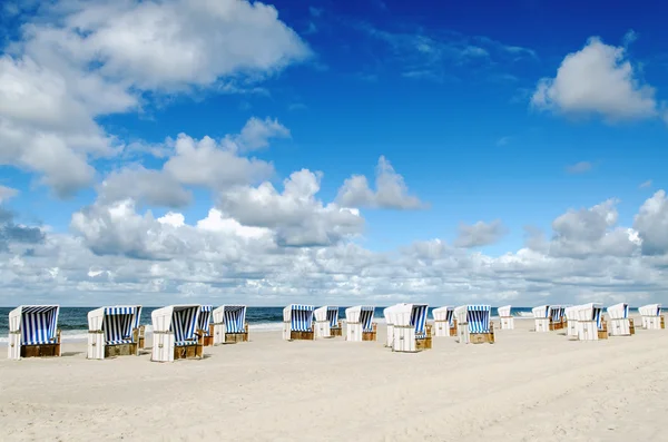 Stranden korgar på stranden av sylt — Stockfoto