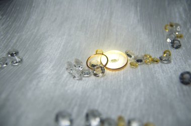 Düğün geçmişi. Yüzükler beyaz kumaşta. Evlen benimle. Yeni bir aile..