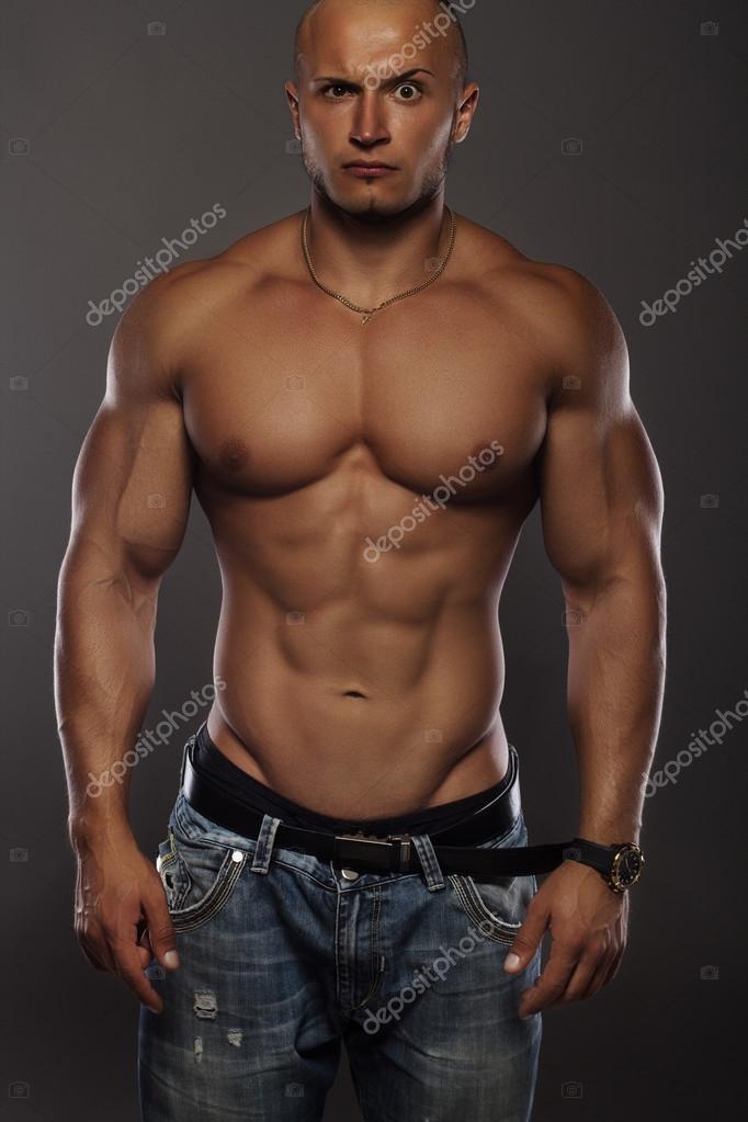 Culturista muscolare maschile su sfondo nero