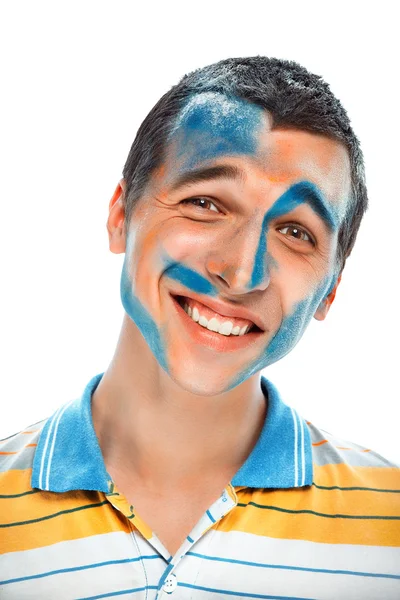 Retrato de um jovem bonitão sorridente com tinta no rosto — Fotografia de Stock