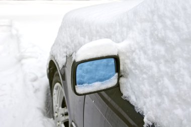 Araba ayna çevresinde şiddetli kar yağışı