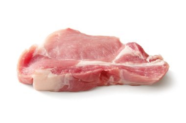 pişmemiş domuz üzerinde beyaz izole