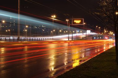 Gece hızlı giden arabalar.