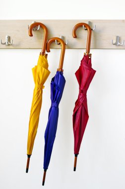 Üç şemsiye duvara asılı