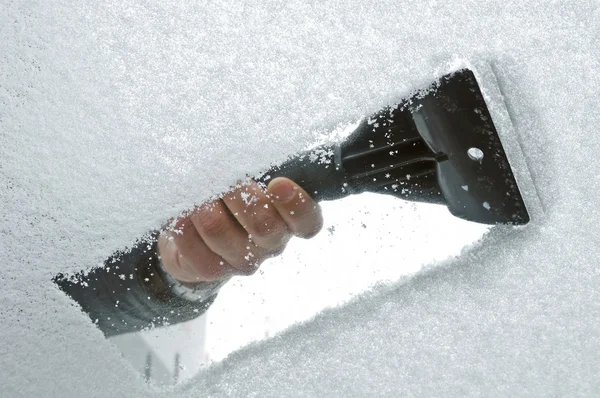 Raspando neve e gelo do pára-brisas do carro — Fotografia de Stock