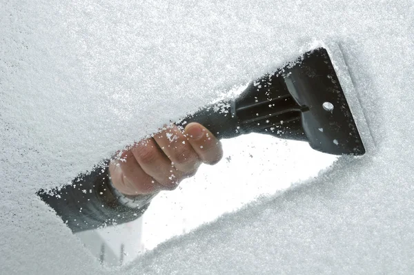 Raschiare neve e ghiaccio dal parabrezza dell'auto — Foto Stock