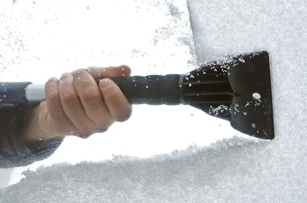 Raschiare neve e ghiaccio dal parabrezza dell'auto — Foto Stock