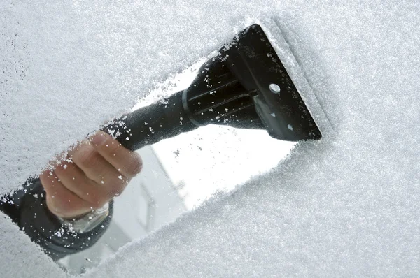 Scraping snow and ice from the car windscreen — Stock Photo, Image