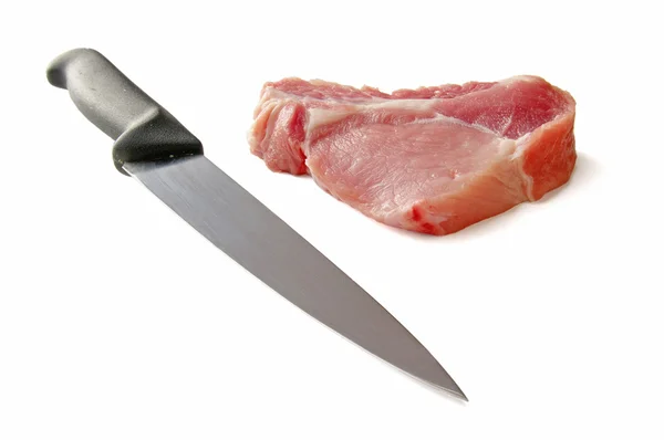 Porco cru isolado em branco e faca — Fotografia de Stock
