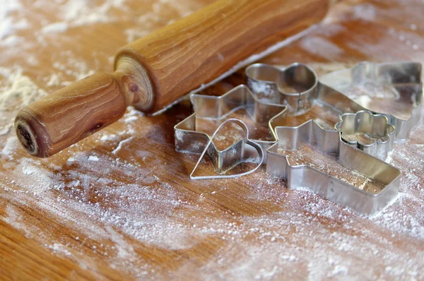 Cortadores de galletas y harina en la mesa —  Fotos de Stock