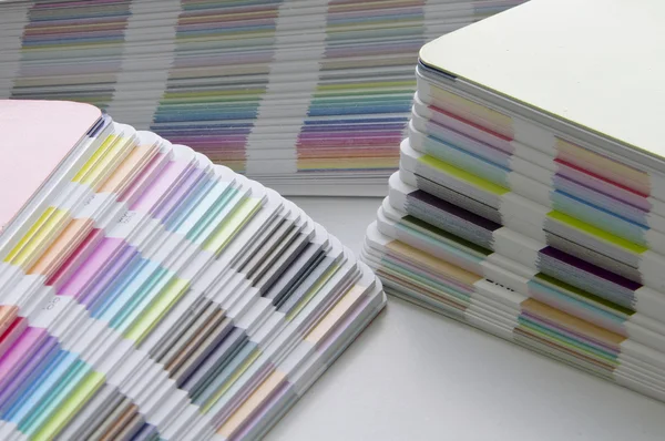 Catálogos de cores de amostra Pantone — Fotografia de Stock