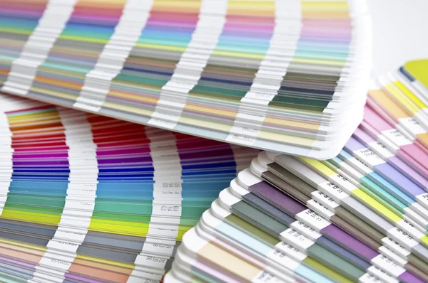 Pantone örnek renk katalogları