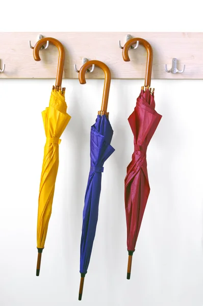 Lóg a falhoz három esernyők — Stock Fotó