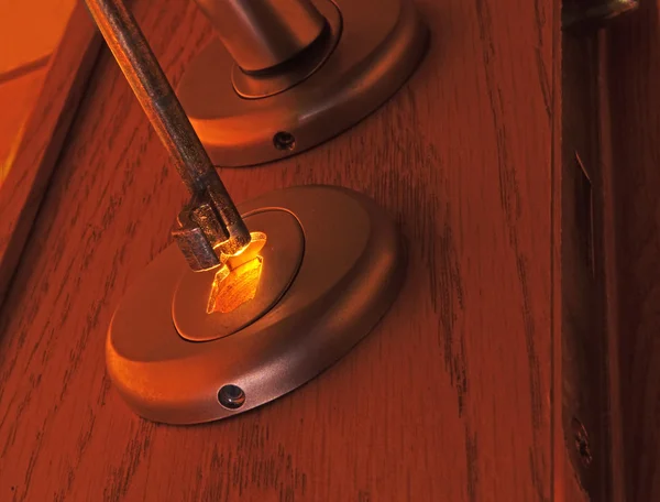 Anahtar ve bir anahtar deliği geçen ışık — Stok fotoğraf