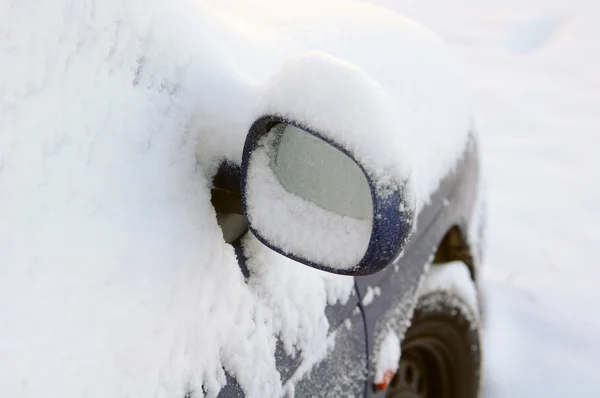 Närbild på spegel av snötäckta bil — Stockfoto