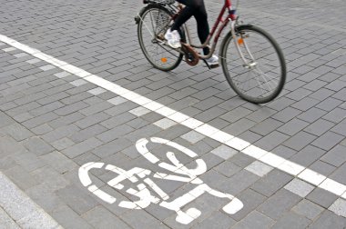 bir bisikletçi kırpılmış bir bakış. yatay çekim.