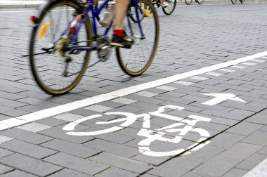 bir bisikletçi kırpılmış bir bakış. yatay çekim.