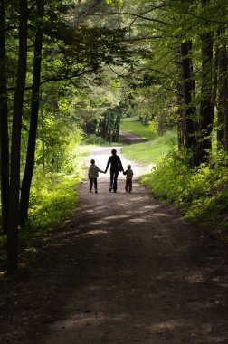 kadın ve iki çocuk bir orman yolu yürüyüş
